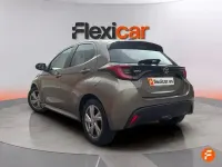 Usado Toyota Yaris Active 116 CV (85 kW) 2025 Marrón Utilitario