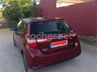 Usado Toyota Yaris Hybrid Active 100 CV (73 kW) 2018 Rojo Berlina