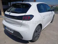 Usado Peugeot 208 Allure 100 CV (73 kW) 2023 Blanco Utilitario