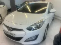 Usado Hyundai i30 110 CV (80 kW) 2013 Blanco Berlina