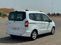 Usado Ford Tourneo Courier Trend 102 CV (75 kW) 2018 Blanco Monovolumen