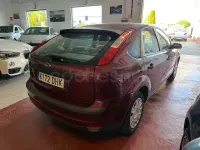 Usado Ford Focus Ghia 100 CV (73 kW) 2005 Granate Berlina
