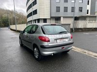 Usado Peugeot 206 75 CV (55 kW) 2001 Gris / plata Berlina