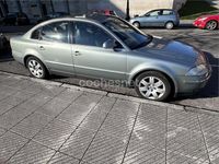 Usado VW Passat Highline 130 CV (95 kW) 2004 Gris / plata Berlina