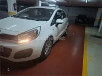 Usado Kia Rio 84 CV (61 kW) 2015 Blanco Berlina