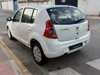 Usado Dacia Sandero Lauréate 75 CV (55 kW) 2013 Blanco Berlina
