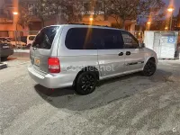 Usado Kia Carnival LX 144 CV (105 kW) 2006 Gris / plata Monovolumen
