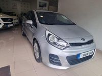 Usado Kia Rio 109 CV (80 kW) 2015 Gris / plata Berlina