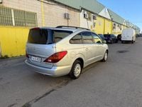 Usado Ssangyong (KGM) Rodius 165 CV (121 kW) 2011 Gris / plata Monovolumen