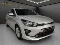 Usado Kia Rio 100 CV (73 kW) 2023 Gris / plata Berlina
