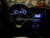 Usado Toyota Auris Hybrid Advance 136 CV (100 kW) 2015 Gris / plata Berlina