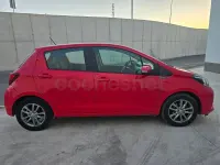 Usado Toyota Yaris Advance 99 CV (72 kW) 2015 Rojo Utilitario