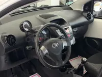 Usado Toyota Aygo City 68 CV (50 kW) 2013 Blanco Utilitario