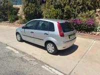 Usado Ford Fiesta Trend 68 CV (50 kW) 2004 Gris / plata Utilitario