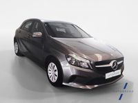 Usado Mercedes A180 109 CV (80 kW) 2017 Gris Utilitario