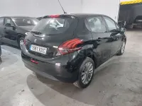 Usado Peugeot 208 Active 82 CV (60 kW) 2019 Negro Utilitario