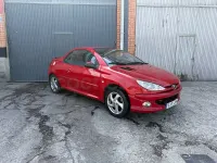 Usado Peugeot 206 110 CV (80 kW) 2003 Rojo Descapotable