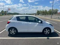 Usado Toyota Yaris Hybrid Active 100 CV (73 kW) 2016 Blanco Berlina