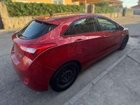 Usado Hyundai i30 110 HP (80 kW) 2015 Vermelho Sedan