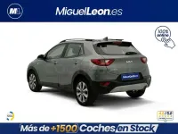 Usado Kia Stonic 100 CV (73 kW) 2025 Gris / plata SUV