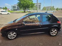 Usado Peugeot 206 90 CV (66 kW) 2004 Negro Berlina