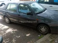 Usado VW Vento 75 CV (55 kW) 1992 Gris / plata Berlina