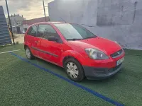Usado Ford Fiesta Futura 80 CV (58 kW) 2007 Rojo Utilitario