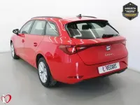 Usado Seat Leon Reference 116 CV (85 kW) 2022 Rojo Familiar