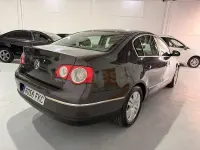 Usado VW Passat Highline 140 CV (102 kW) 2007 Gris / plata Berlina