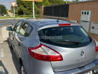Usado Renault Mégane Authentique 100 CV (73 kW) 2011 Gris / plata Berlina