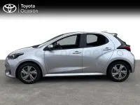 Usado Toyota Yaris Hybrid Active 116 CV (85 kW) 2024 Gris / plata Berlina