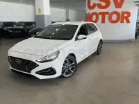 Usado Hyundai i30 120 CV (88 kW) 2023 Blanco Berlina