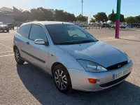 Usado Ford Focus Trend 90 CV (66 kW) 2000 Gris / plata Berlina