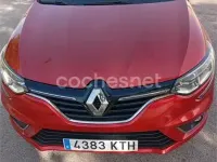 Usado Renault Mégane LIMITED 115 CV (84 kW) 2019 Rojo Berlina