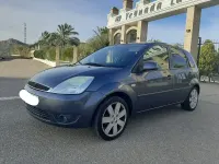 Usado Ford Fiesta Ghia 90 CV (66 kW) 2005 Gris Utilitario