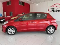 Usado Toyota Yaris Active 99 CV (72 kW) 2014 Granate Utilitario