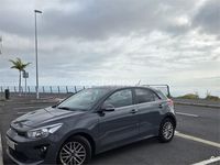 Usado Kia Rio Sport 100 CV (73 kW) 2022 Gris / plata Berlina