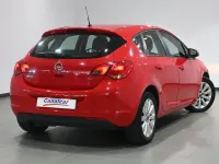 Usado Opel Astra Cosmo 110 CV (80 kW) 2010 Rojo