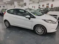 Usado Ford Fiesta Ambiente 68 CV (50 kW) 2009 Blanco Utilitario