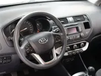 Usado Kia Rio 85 CV (62 kW) 2014 Gris / plata Berlina