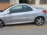 Usado Peugeot 206 110 CV (80 kW) 2001 Gris / plata Descapotable