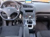Usado Peugeot 5008 Allure 120 CV (88 kW) 2015 Gris / plata Monovolumen
