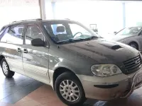 Usado Kia Carnival EX 144 CV (105 kW) 2004 Gris / plata Monovolumen
