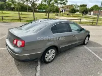 Usado VW Passat Sportline 140 CV (102 kW) 2007 Gris / plata Berlina