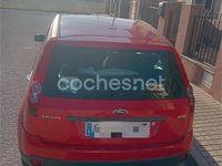 Usado Ford Fiesta Ambiente 68 CV (50 kW) 2008 Rojo Utilitario