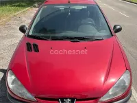 Usado Peugeot 206 75 CV (55 kW) 2000 Rojo Berlina