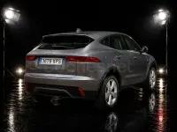 Usado Jaguar E-Pace R-Dynamic 150 CV (110 kW) 2018 Gris / plata SUV