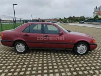 Usado Mercedes C180 122 CV (89 kW) 1993 Rojo Berlina
