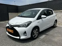 Usado Toyota Yaris Hybrid Active 100 CV (73 kW) 2016 Blanco Berlina