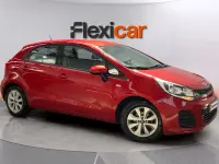 Usado Kia Rio 84 CV (61 kW) 2017 Rojo Berlina